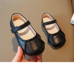 Detalle de zapatos Mary Jane negros para niña con punta plisada y cierre de velcro