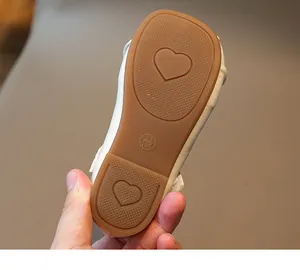 Detalle de la suela de goma antideslizante para zapatos de niña con diseño de corazones