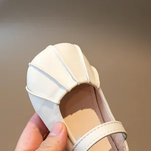 Zapatos de princesa Mary Jane para niñas en color beige con puntera plisada estilo concha