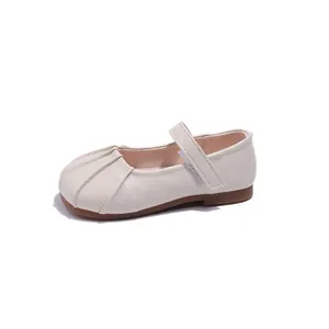 Clásicos zapatos Mary Jane crema para niñas con diseño plisado y cierre de velcro