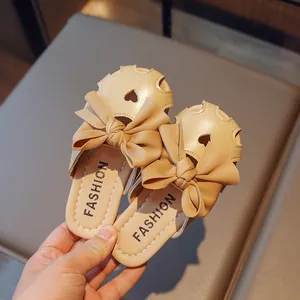 Zoccoli beige per bambine con motivi a cuore traforati e decorazione con fiocco alla moda