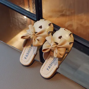 Ciabattine beige per bambine in PU con fiocco, ritagli a cuore e suola morbida antiscivolo