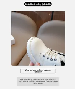 Détail de bottines blanches en cuir pour enfant avec bout rond et semelle épaisse antidérapante