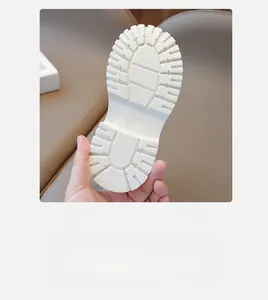 Détail de la semelle blanche antidérapante avec marquage taille 28 et rainures profondes