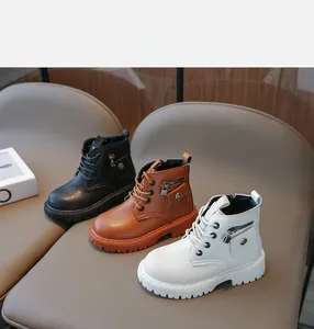 Gros plan détaillé de bottes de mode pour enfants en cuir noir, marron et blanc