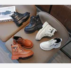Détail de bottines tendance pour enfants avec petite poche zippée et semelle épaisse