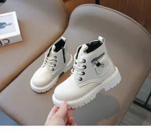 Détail de bottines beiges pour enfants avec poche latérale et semelle en caoutchouc antidérapante
