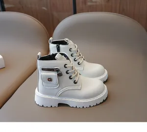 Détail de bottines blanches pour filles avec poche décorative et boucle étoile