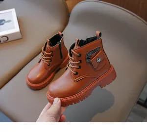 Vue détaillée de bottes en cuir marron avec poche latérale et semelle en caoutchouc
