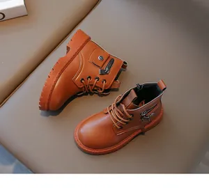 Détails de bottines marron pour enfants avec poche zippée et semelle en caoutchouc antidérapante