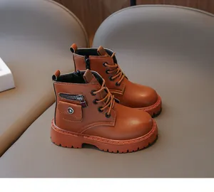 Vue détaillée des bottines en cuir marron pour enfant avec fermeture éclair et boucle étoile
