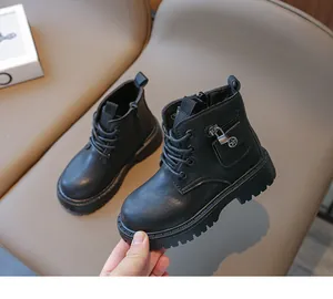 Détail de bottines martin noires mat pour enfants avec poche latérale et semelle crantée