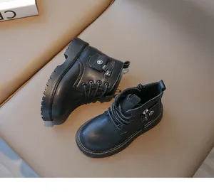 Détail de bottes noires vernies pour filles avec fermeture éclair latérale et semelle en caoutchouc