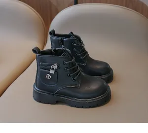 Détail de bottines Martin noires pour enfants avec poche latérale et rivets en étoile