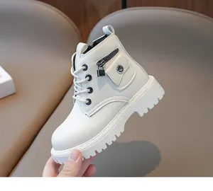 Détail de bottines enfant crème avec poche latérale et semelle épaisse crantée