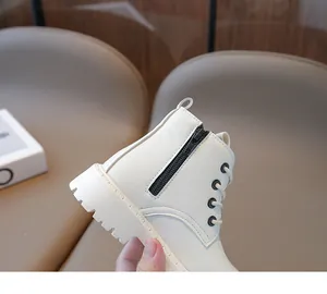 Détail de bottines blanches pour enfants avec fermeture éclair latérale et semelle épaisse