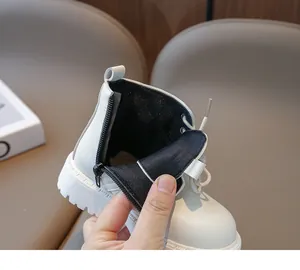 Vue détaillée de la botte blanche pour enfant avec fermeture éclair latérale et doublure douce