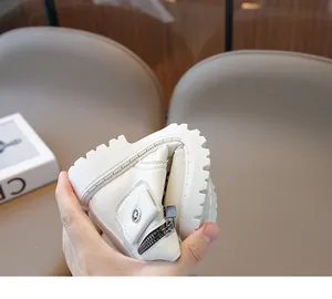 Détail de la semelle en caoutchouc souple d'une botte blanche pour fille pliée à la main
