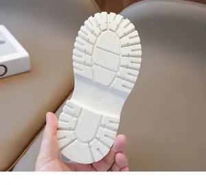 Vue détaillée de la semelle antidérapante blanc crème avec gravure de la taille 28