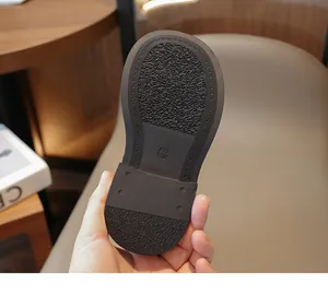 Detailed view of durable anti-slip rubber sole for girls fashion boots with size 27 marking