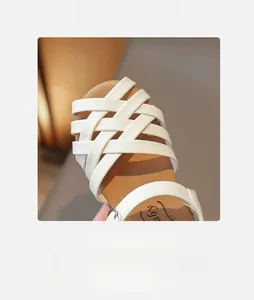 Détail du dessus en cuir tressé blanc et bout rond sur ces sandales d'été pour filles