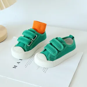 Chaussures en toile vertes pour enfants avec velcro et semelle en caoutchouc blanc