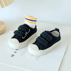Chaussures en toile noires pour enfants avec semelles blanches à vagues et velcro
