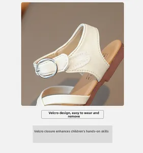 Détail des sandales crème pour filles montrant le cuir texturé et la bride velcro