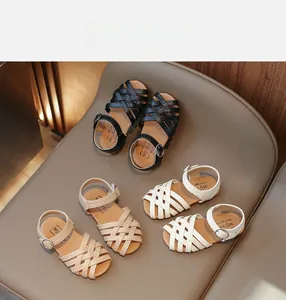 Détails de sandales tressées pour filles en noir, blanc et beige, vue de dessus