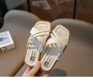 Detailansicht der cremeweißen Mädchensandalen mit Riemchen und weicher Gummisohle