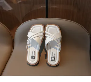 Detailansicht weißer Kinder-Sandalen mit weicher Sohle, Kreuzgurten und MMGZ BABY Logo