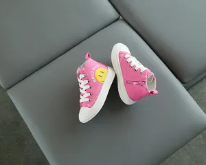 Dettaglio della scarpa alta rosa per bambini con cerniera laterale e motivo smiley