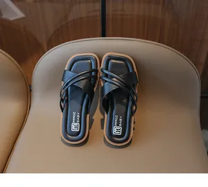 Nahaufnahme von Kinder-Riemchensandalen mit weicher Sohle auf einem Ledersitz