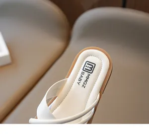 Detailaufnahme von Baby Mädchen Sandalen mit Marken Innensohle und weichem Kunstleder