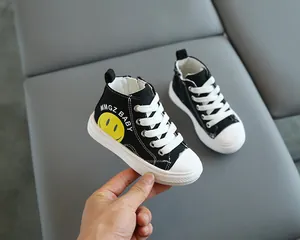 Dettaglio scarpa alta in tela con faccina sorridente gialla e cerniera laterale pratica