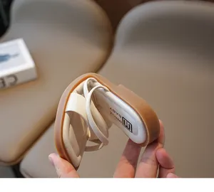 Nahaufnahme der flexiblen und weichen Gummisohle der Sommer-Sandalen für Kinder