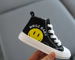 Dettaglio scarpa alta in tela per bambini con smiley giallo e suola in gomma antiscivolo