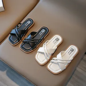 Mädchen Kinder PU Leder Pantoletten Sommer Kreuzriemen Eckige Zehenpartie Weiche Sohle Rutschfeste Casual Strand Hausschuhe