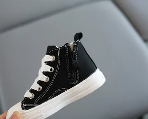Dettaglio di sneaker alta in tela con cerniera laterale e doppia cucitura bianca