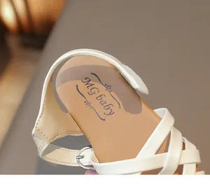 Vue détaillée des sandales pour filles avec lanières en cuir crème et boucle en métal