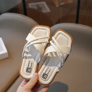 Minimalistische beige Mädchen Sandalen mit gekreuzten Riemen und Retro-Karree-Spitze