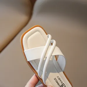 Weiße Kinder-Sandalen aus Leder mit Kreuzriemen und rutschfester brauner Gummisohle
