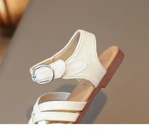 Détails des sandales pour filles couleur crème avec texture cuir et boucle en métal