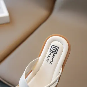Kinder-Sandalen in Cremeweiß mit weicher Gummisohle und Logo-Detail für den Sommer