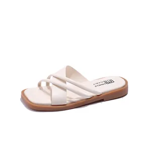 Minimalistische cremeweiße Kreuzriemen-Sandalen für Mädchen mit brauner rutschfester Gummisohle