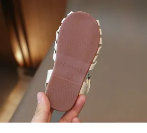Détail de la semelle antidérapante avec relief mode sur sandales d'été pour filles