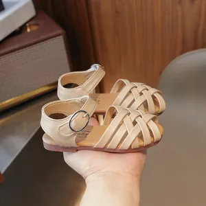 Sandales tressées beige pour filles avec bride réglable et semelle souple antidérapante