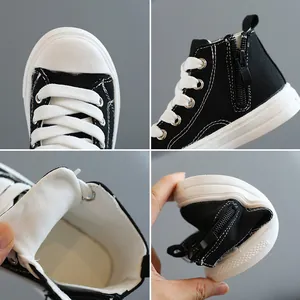 Sneakers alte in tela per bambini con cerniera laterale e suole flessibili in bianco e nero