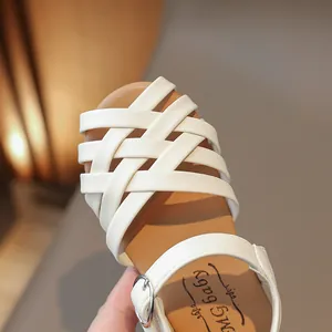 Sandales d'été pour filles en cuir tressé blanc avec semelle souple et boucle ajustable