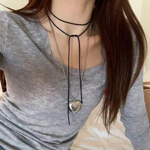 Gros plan du collier choker double épaisseur avec lacet en velours et pendentif cœur